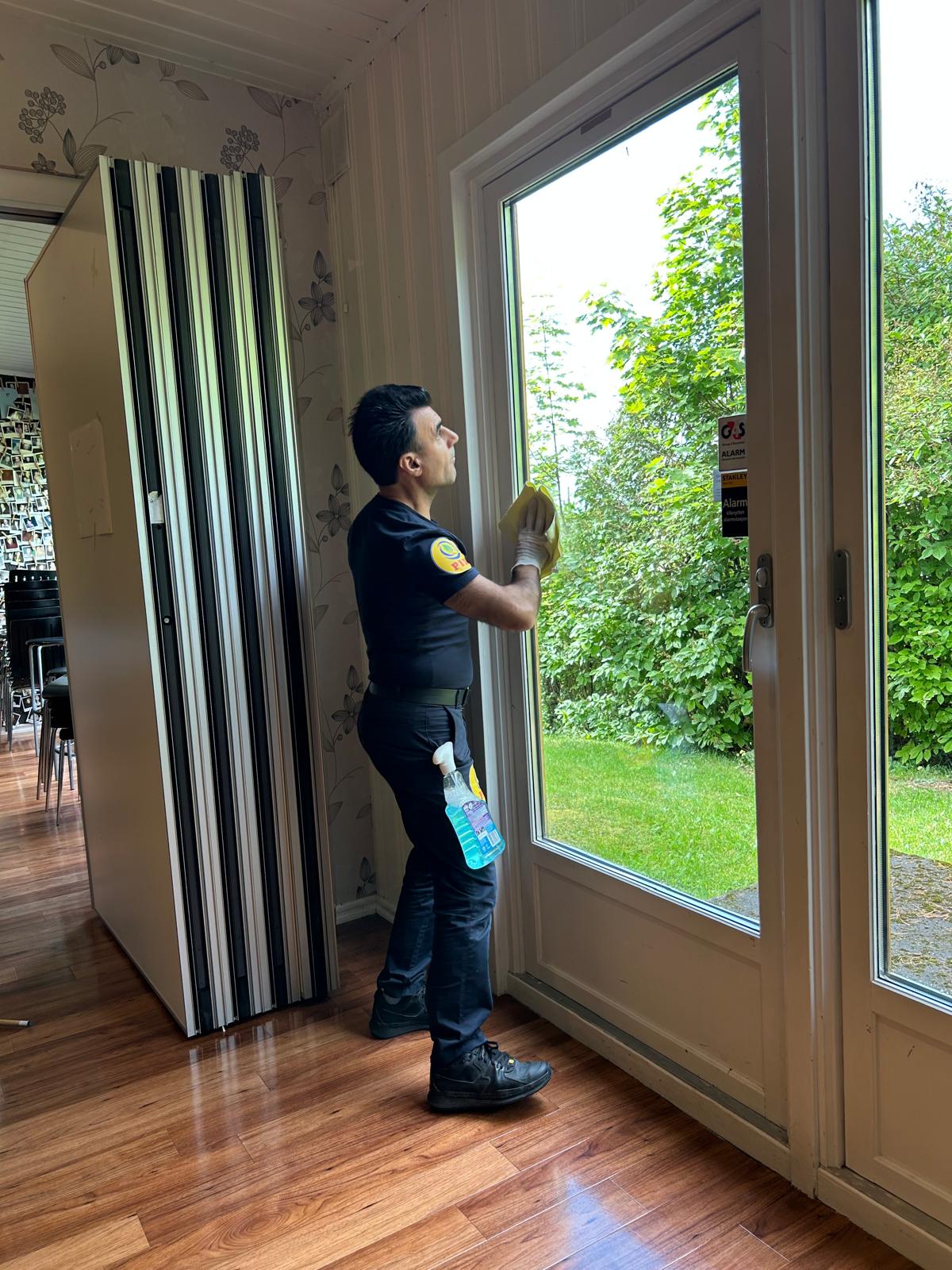 Vindusvask innvendig av terrassedør i bolig