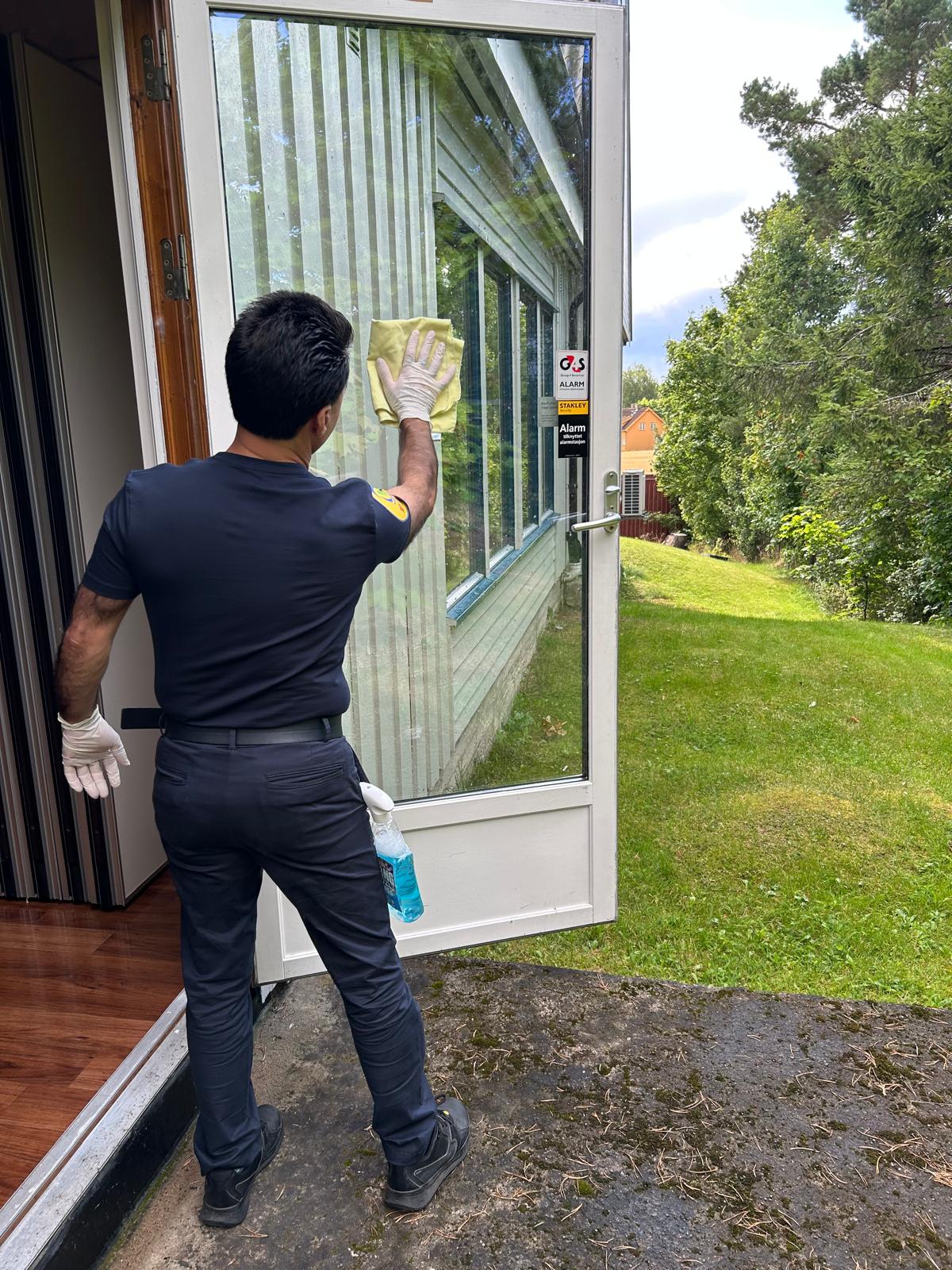 Vindusvask av terrassedør fra utsiden